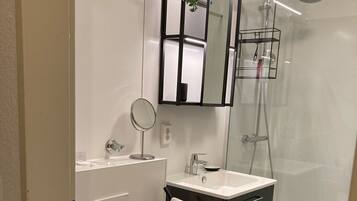 Een douche, een haardroger, handdoeken, zeep