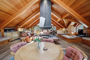 スマートテレビ、暖炉、テレビゲーム、DVD プレーヤー