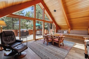 Smart TV, chimenea, videojuegos, reproductor de DVD