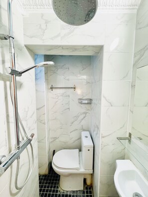 Hårføner, håndklær, såpe og sjampo