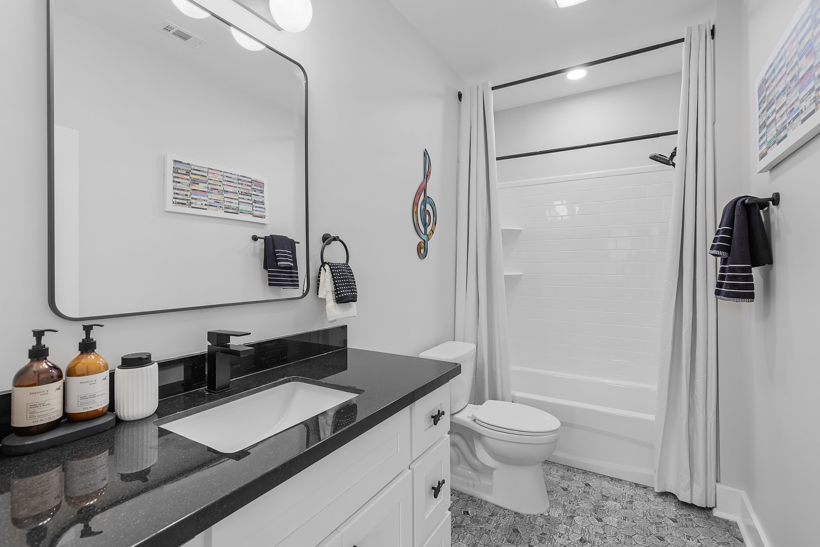 Leilighet – standard, 1 soverom, ikke-røyk | Bad | Dusj, toalettartikler (inkludert), håndklær og såpe