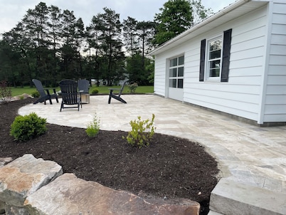 3-bedroom house with spacious private yard and fire pit in Saint Marys