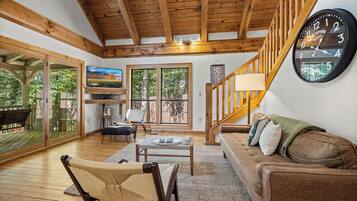 Smart TV, chimenea y videojuegos