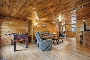 TV, fireplace, DVD player - Townsend Area*Cozy*Hot Tub*Single Story*Level Parking*WiFI (TOWNSEND)