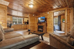 TV, fireplace, DVD player - Townsend Area*Cozy*Hot Tub*Single Story*Level Parking*WiFI (TOWNSEND)