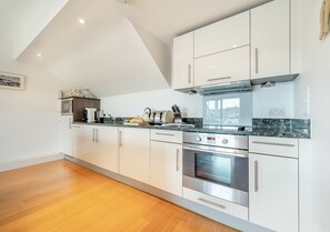 Fridge, oven, dishwasher, cookware/dishes/utensils