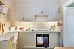 Fridge, oven, dishwasher, cookware/dishes/utensils