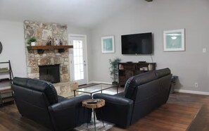 Smart TV, fireplace - Charming 4-Bedroom retreat with Expansive Pool & Firepit Space (Buda)