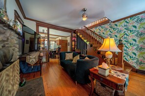 Smart TV, fireplace