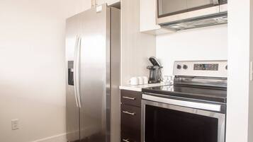 Jääkaappi, mikroaaltouuni, uuni, liesi