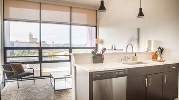 Een koelkast, een magnetron, een oven, een kookplaat