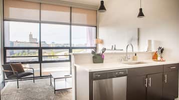 Geladeira, micro-ondas, fogão, cooktop