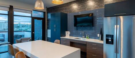 Réfrigérateur, micro-ondes, four, plaque de cuisson