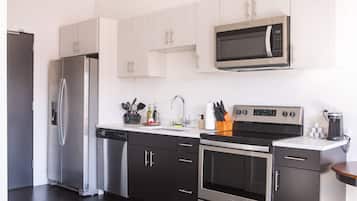 Refrigerador, microondas, horno y parrilla de estufa