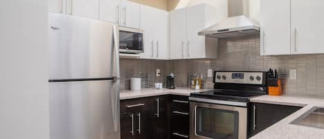 Réfrigérateur, micro-ondes, four, plaque de cuisson