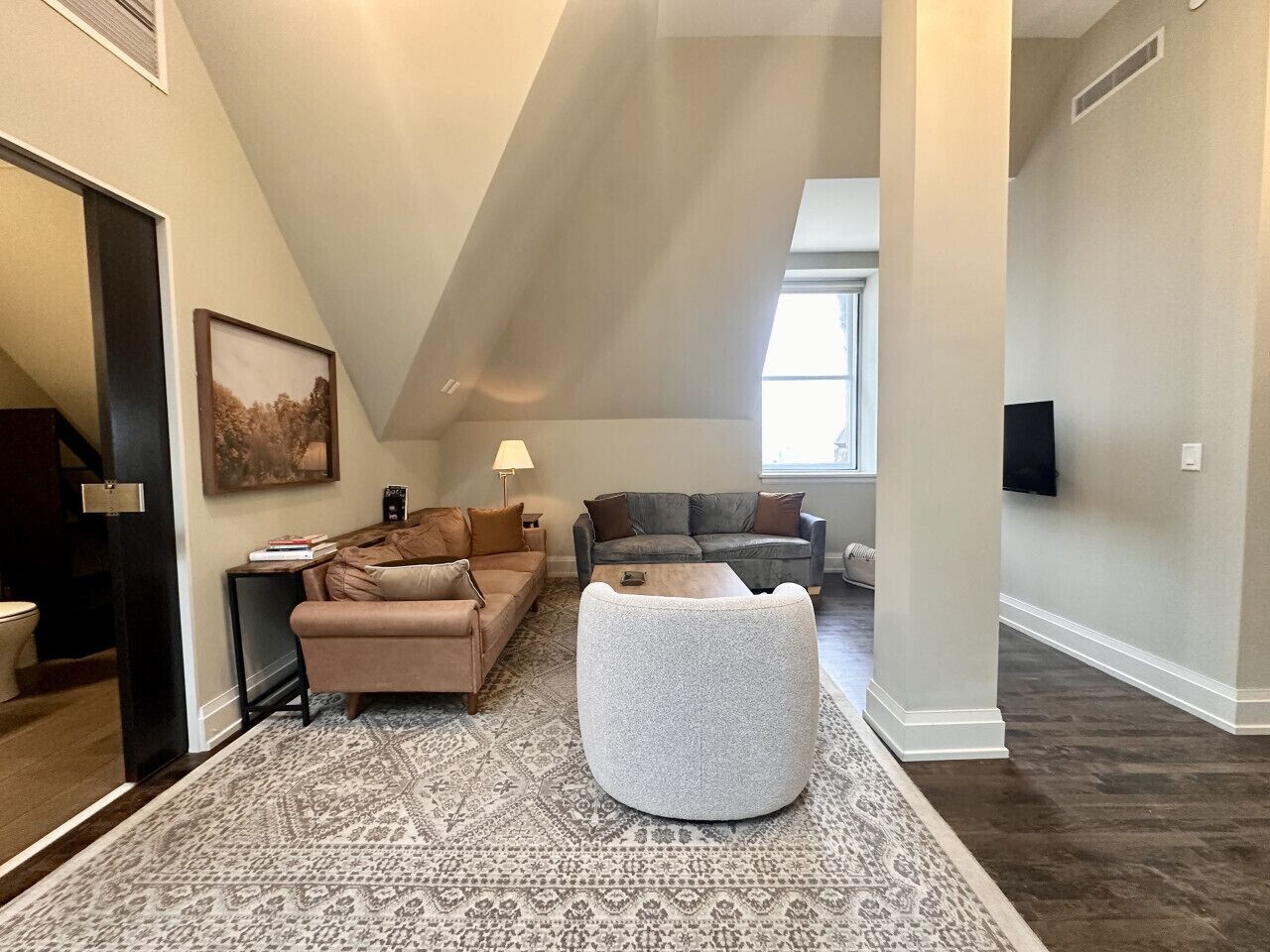 Smart TV, books, stereo