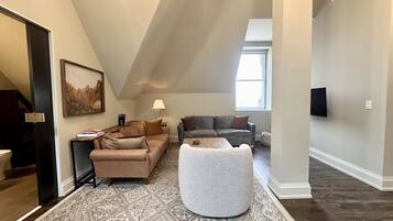 Smart TV, books, stereo