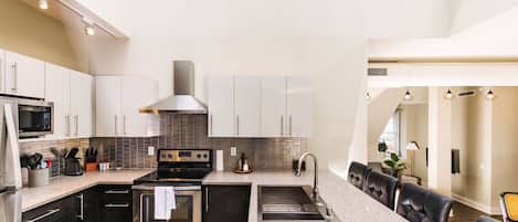 Kjøleskap, mikrobølgeovn, ovn og kokeplater