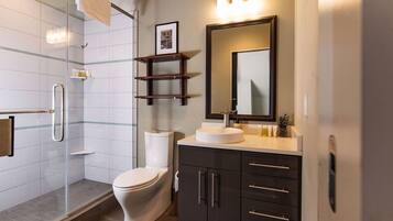 Secador de cabelo, toalhas de banho