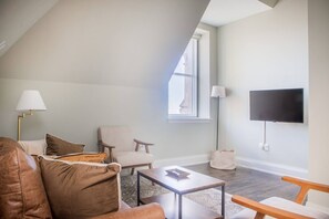 TV connectée, livres, chaîne hi-fi