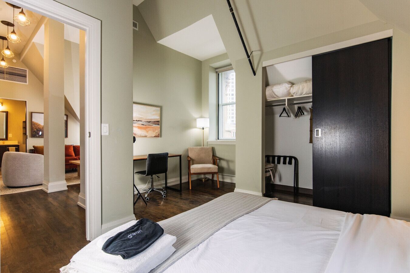 2 quartos, escrivaninha, ferros/tábuas de passar roupa