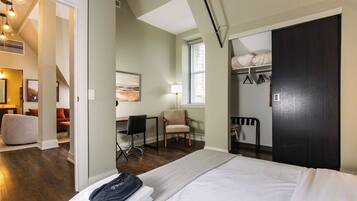 2 quartos, escrivaninha, ferros/tábuas de passar roupa