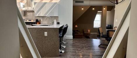 Réfrigérateur, micro-ondes, four, plaque de cuisson