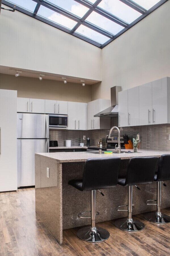 Een koelkast, een magnetron, een oven, een kookplaat