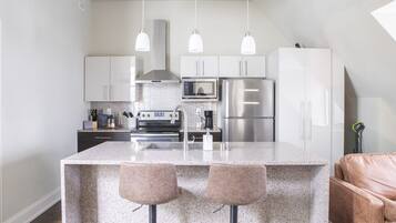 Een koelkast, een magnetron, een oven, een kookplaat