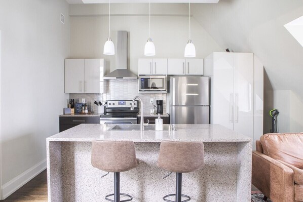 Jääkaappi, mikroaaltouuni, uuni, liesi