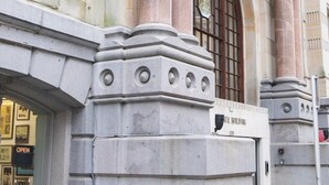 Un edificio de arquitectura clásica, con elaboradas esculturas y columnas.