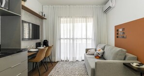 Traditional Apartment, 1 Double Bed, Balcony | Living room | 40-inch flat-screen TV with digital channels - Charlie Wonder Brooklin (São Paulo)