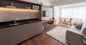 Appartement, 1 lit double | Salle de séjour | Télévision à écran plat