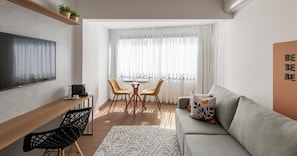 Apartment, 1 Double Bed | Living room | 40-inch flat-screen TV with digital channels - Charlie Wonder Brooklin (São Paulo)