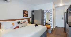 Espacio para trabajar con laptop, wifi gratis y ropa de cama 