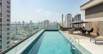 室外游泳池，日光浴躺椅