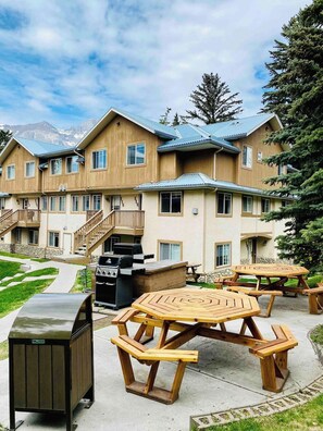 Outdoor dining - Banff Boundary Lodge/2BR 1.5BT/AC/Hot tub (Harvie Heights)