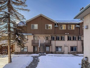 Exterior - Banff Boundary Lodge/2BR 1.5BT/AC/Hot tub (Harvie Heights)