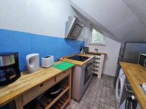 Jääkaappi, mikroaaltouuni, uuni, liesi