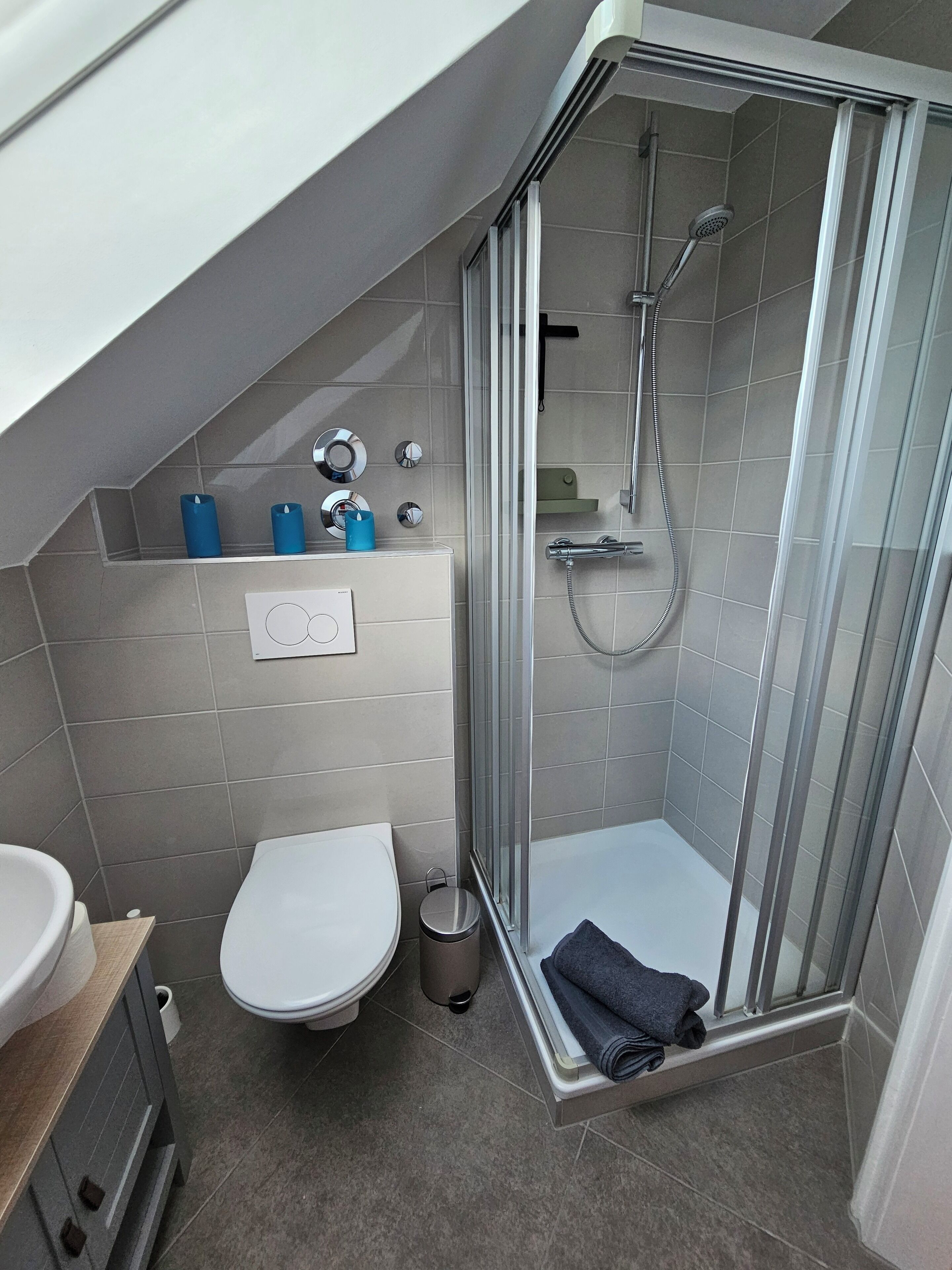 Dusche, Haartrockner, Handtücher, Seife