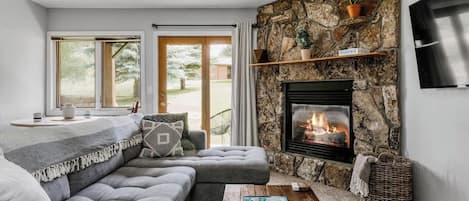 Fernseher, Kamin, Arbeitsbereiche