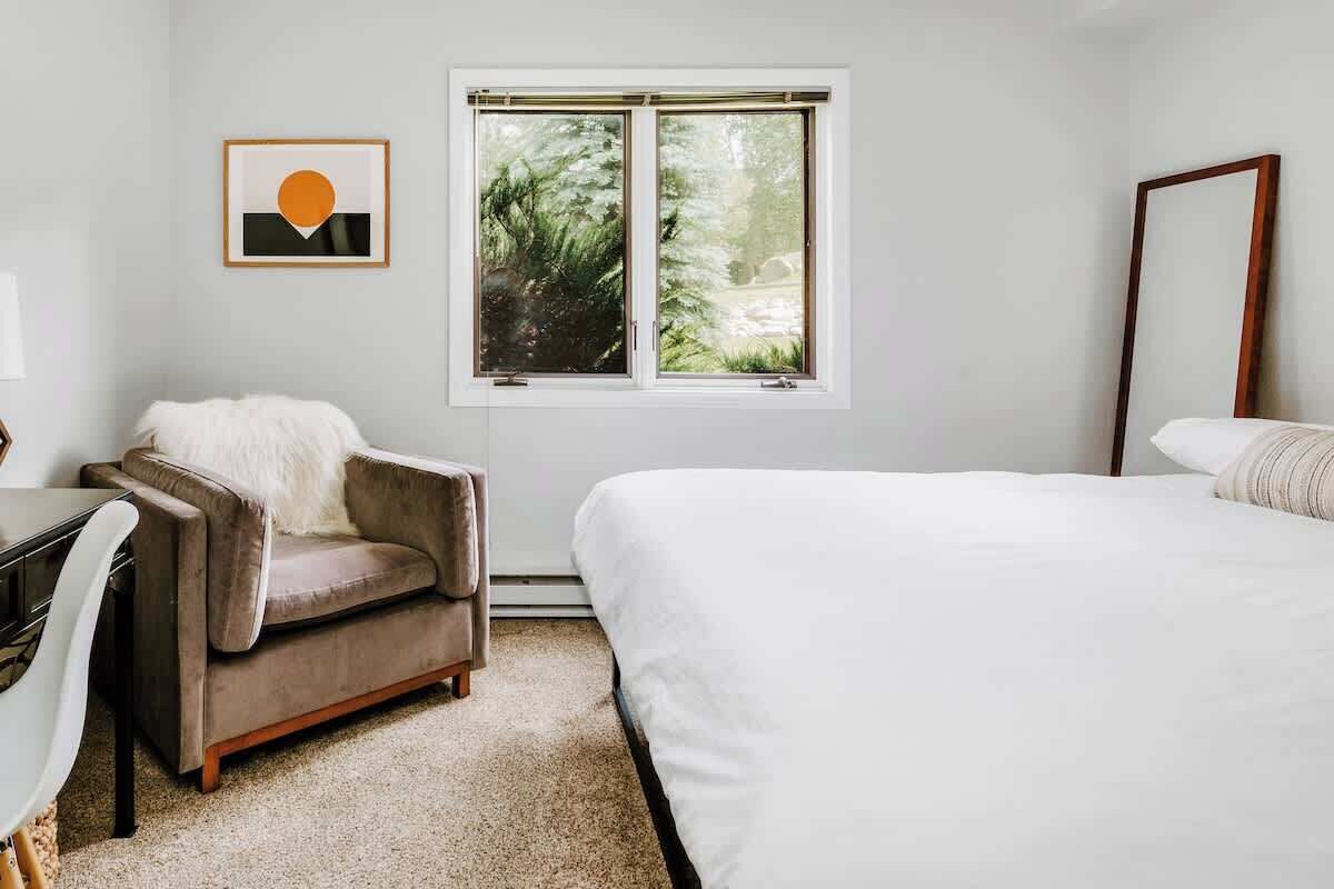 1 Schlafzimmer, Schreibtisch, Bügeleisen/Bügelbrett, Reisekinderbett