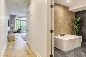 Exclusief appartement, uitzicht op bergen | Badkamer | Gratis toiletartikelen, handdoeken, zeep, shampoo