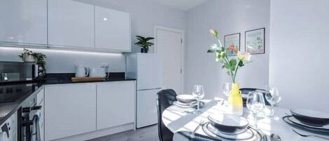 Kühlschrank, Mikrowelle, Geschirrspüler, Toaster