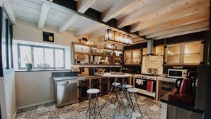 Una cocina moderna con una isla central, electrodomésticos integrados y baldosas de suelo con diseño.