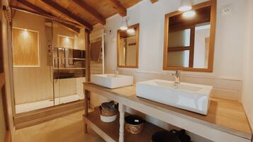 Douche, serviettes fournies, savon, shampoing