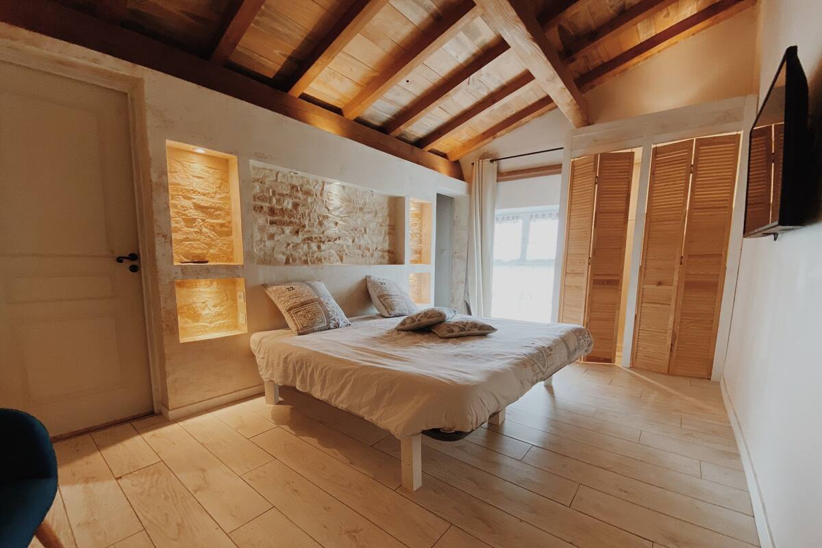 Soundproofing, iron/ironing board, free WiFi