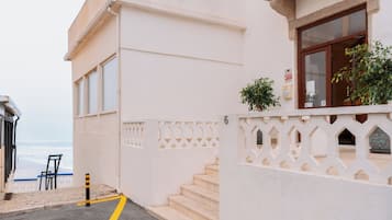 Vista frontal de la propiedad