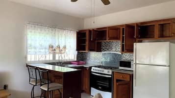 Frigorifero, microonde, forno, piano cottura
