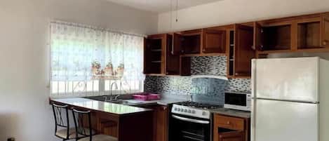 Refrigerador, microondas, horno y parrilla de estufa